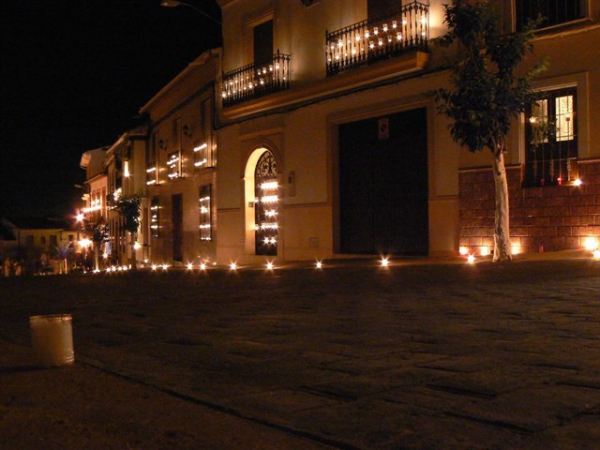 Encinas Reales se ilumina este sábado con miles de velas, candiles y antorchas en su VI Noche Encandilada